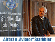 Am 14.03.2014 fand das Starkbierfest mit AVIATOR und Wolfgang Krebs alias Edmund Stoiber in der Airbräu-Tenne am Flughafen statt (Foto: Ingrid Grossmann)